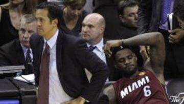 LeBron James junto a Erik Spoelstra.