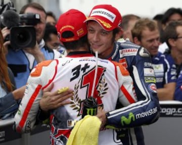 Márquez ganó su segundo mundial en MotoGP (cuarto mundial en total) en el Gran Premio de Japón. En la imagen, Marc Márquez es felicitado por Valentino Rossi. 