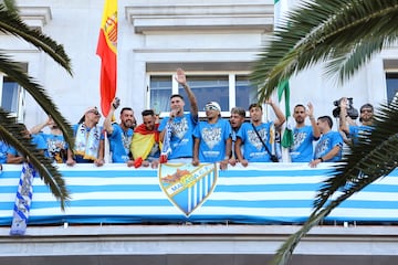 Los jugadores del Málaga en la Diputación Provincial de la capital andaluza.