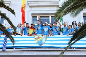 Los jugadores del Málaga en la Diputación Provincial de la capital andaluza.