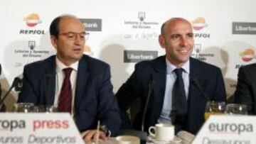 Jos&eacute; Castro (i) presidente del Sevilla, y Monchi, director deportivo.