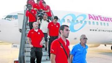 <b>DÍA HISTÓRICO. </b>Ricardo, que no podrá jugar por su sanción, fue de los primeros en pisar suelo catalán tras aterrizar el avión del Tenerife.