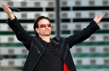 El cantante irlandés, líder de la banda U2, recibió su nombre artístico, Bono, de adolescente en Dublín. El artista era miembro de una banda llamada Lypton Village. Sus amigos empezaron a llamarle Bono Vox por la tienda de audífonos del barrio, Bonavox, en latín, buena voz.