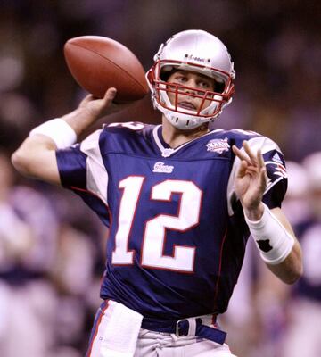 03/02/02. New England Patriots gana 20-17 a St. Louis Rams. Primer trofeo Vince Lombardi para Tomb Brady siendo además MVP del partido y el quarterback más joven en conseguir una Super Bowl.