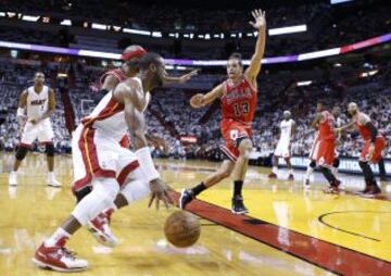 En el American Airlines Arena de Miami, en ‘downtown’ Miami y ante 20.025 espectadores, los Heat, favoritos absolutos de la Liga, consumaron la eliminación de los Chicago Bulls, aunque no sin dificultades.