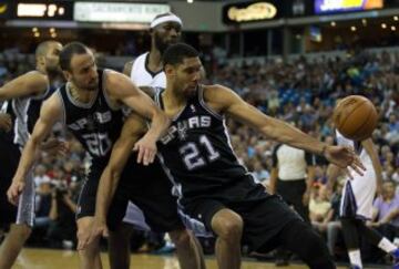 Manu Ginobili y Tim Duncan pelean por el balón con Reggie Evans.