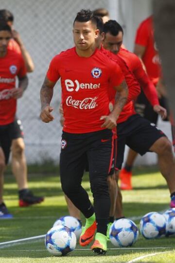 Futbol, entrenamiento seleccion chilena.
Los jugadores de la seleccion chilena, atienden  el entrenamiento matutino en el complejo deportivo Juan Pinto Duran de Santiago, Chile.
20/03/2017