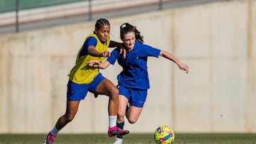 Geyse y Bruna Vilamala disputan un balón en el entrenamiento de ayer.