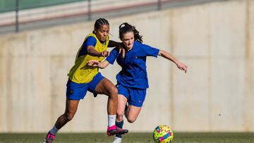 Geyse y Bruna Vilamala disputan un balón en el entrenamiento de ayer.