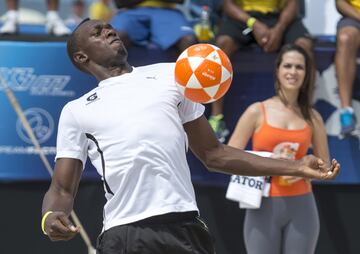 El hombre más rápido del mundo, leyenda del atletismo, 8 oros olímpicos y 11 campeonatos mundiales hizo unos entrenamientos con el Borussia Dortmund en 2017 y finalemnte el pasado 28 de agosto debutó en el fútbol profesional en el Central Coast Mariners de la Liga australiana.