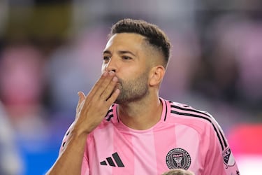 El defensa del Inter Miami CF, Jordi Alba, lanza un beso a su familia antes del partido contra el Atlanta United en el Chase Stadium.
