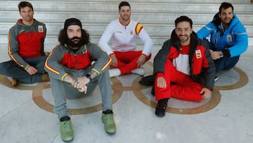 Regino Hernandez posa junto a Laro Herrero, Lucas Eguibar, Frank Gonzalez y Quim Salarich, tras la rueda de prensa ofrecida con motivo de su participaci&oacute;n en los Juegos Ol&iacute;mpicos de Invierno de PyeongChang (Corea del Sur).