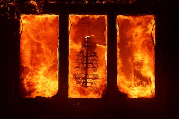 Una residencia es quemada por el incendio Palisades en el vecindario Pacific Palisades de Los ?ngeles.
Associated Press/LaPresse