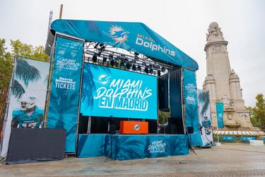 La Plaza de España de Madrid acoge la Fan Zone de los Miami Dolphins. 