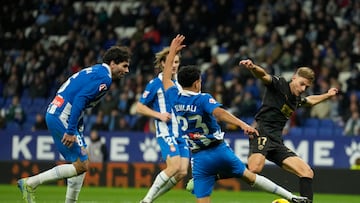 BARCELONA, 18/12/2024.- El delantero del Valencia, Dani Gómez (d), disputa el balón ante el defensa marroquí del Espanyol, Omar El Hilali, durante el partido de LaLiga que RCD Espanyol y Valencia CF disputan este miércoles en el RCDE Stadium, en Barcelona. EFE/Enric Fontcuberta