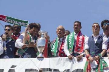 Los jugadores de la selección portuguesa camino de la fiesta posterior a la recepción con el presidente de Portugal.