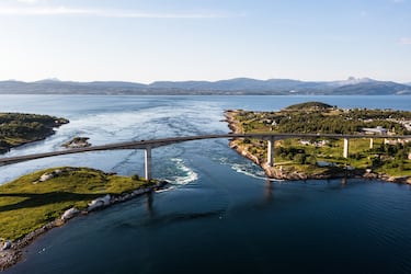 A pocos kilómetros de la ciudad se encuentra el Saltstraumen. Un pequeño estrecho situado en el condado de Nordland, en el norte de Noruega, famoso por albergar la corriente de marea más fuerte del mundo.