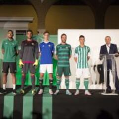 Las nuevas camisetas del Betis, a escena en los Reales Alcázares
