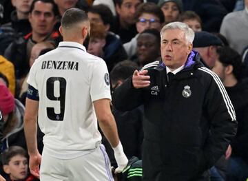 Ancelotti y Benzema conversana durante el partido.