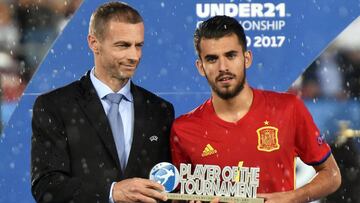 Krakow (Poland), 30/06/2017.- Spanish national team player Daniel Ceballos (R) receive his the Most Valuable Player of the Tournament (MVP) award after the final match between Spain and Germany in the UEFA European Under-21 Soccer Championship in Krakow, Poland, 30 June 2017. Germany won 1-0. (España, Cracovia, Polonia, Alemania) EFE/EPA/JACEK BEDNARCZYK POLAND OUT