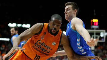 GRAF5964. VALENCIA, 26/01/2019.- El jugador estadounidense del Valencia Basket Will Thomas (i) trata de superar la defensa de Vlatko Cancar, del San Pablo Burgos, durante el partido de la Liga ACB de baloncesto disputado este sábado en el Pabellón Municipal Fuente de San Luis, en Valencia. EFE/Miguel Ángel Polo