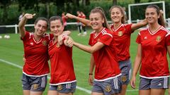 Las jugadores espa&ntilde;olas se divierten en un entrenamiento previo antes del partido clave ante la selecci&oacute;n gala.