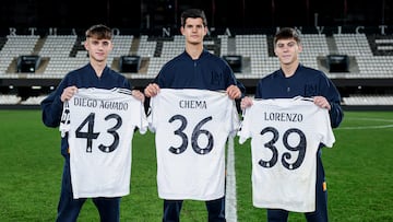 Tras el duelo, Lorenzo, Diego Aguado y Chema, los debutantes en partido oficial con el Real Madrid, posaron con la camiseta del encuentro.