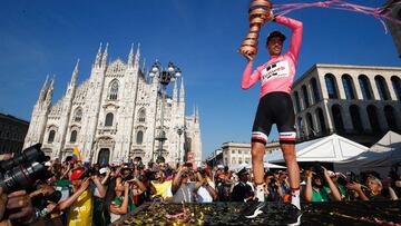 The winner of the 100th Giro d&#039;Italia, Tour of Italy cycling race, Netherlands&#039; Tom Dumoulin of team Sunweb holds the trophy on the podium near Milan&#039;s cathedral after the last stage, an individual time-trial between Monza and Milan, on May 28, 2017. 
 Tom Dumoulin won the Giro 100 ahead of Colombia&#039;s Nairo Quintana of team Movistar, second, and Italy&#039;s rider of team Bahrain - Merida, Vincenzo Nibali, third.  / AFP PHOTO / Luk BENIES