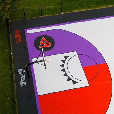 La franquicia de la NBA con sede en en Toronto, Ontario, está realizando diversos homenajes a una de sus leyendas, Vince Carter. Estuvo defendiendo la camiseta de los Raptors durante siete temporadas donde se forjó su leyenda de especialista del mate, con participaciones tan sobresalientes como la del Concurso de mates de 2000 en Oakland. El nacido en Daytona Beach verá cómo su icónico número 15 es retirado en el Scotiabank Arena, convirtiéndose en el primer jugador en los 30 años de historia de los Raptors en recibir tal distinción. Además de este honor la franquicia le realizará diversos homenajes como esta espectacular pista en Dixon Park.