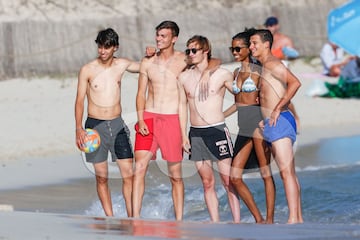 El jugador portugués disfruta de las maravillosas playas ibicencas en compañía de un nutrido grupo de amigos mientras espera decidir su futuro.