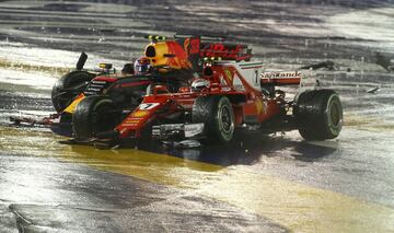 Verstappen toca a Raikkonen y 谷ste se lleva por delante a Vettel que sigue a duras penas. La inercia del Ferrari del finland谷s hace un recto en la primera curva y se atropella al Mclaren de Alonso que se puso 3? en la salida.