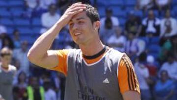 Cristiano abandonó el calentamiento apesadumbrado y se puso en manos de los médicos.