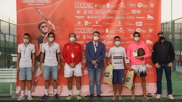 Imagen de la entrega de premios masculina del ITF BT50 Open Nox Beach Tennis con victoria para Saulo Tejada y V&iacute;ctor L&oacute;pez.