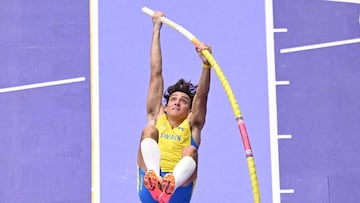 Sweden's Armand Duplantis competes in the men's pole vault qualification of the athletics event at the Paris 2024 Olympic Games at Stade de France in Saint-Denis, north of Paris, on August 3, 2024. (Photo by Kirill KUDRYAVTSEV / AFP)