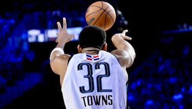 Karl-Anthony Towns lanza contra el Equipo USA Stripes en el tercer partido del 75.º Juego de las Estrellas de la NBA en el Intuit Dome.