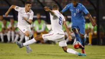 Ventura Alvarado y John Brooks de Estados Unidos ante Anthony Lozano de Honduras