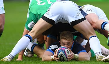 El arte del ruck, las agrupaciones que se forman en el rugby cuando el portador del balón es placado, queda
perfectamente sintetizado en la imagen, correspondiente al Escocia-Irlanda de la cuarta jornada del Seis Naciones, en la que el escocés Kyle Steyn presenta la almendra bien protegido por sus compañeros.