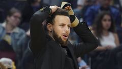 Stephen Curry se echa las manos a la cabeza durante un partido de los Golden State Warriors