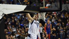 Luka Doncic realiza un mate ante Detroit Pistons.