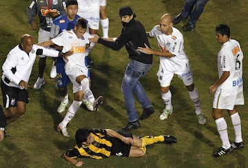 Apenas unos segundos pudo disfrutar el Santos brasileño de su título de Libertadores en el césped. Los jugadores del equipo uruguayo fueron en tromba hacia la piña de los jugadores del equipo brasileño y la emprendieron a golpes, durante unos minutos el campo se transformó en un campo de batalla sin tregua. 