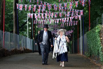 Día de estreno en el hipódromo de Ascot, ciudad al sur de Inglaterra, donde se celebra la tradicional y pintoresca carrera de caballos con la presencia de la familia real británica.