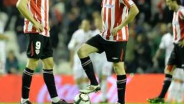 <b>DECEPCIÓN. </b>Llorente y Toquero se disponen a sacar de centro después de uno de los tantos marcados ayer por el Mallorca en San Mamés.