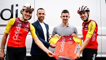 Alex Aranburu e Ion Izagirre posan con miembros de Emen4Sport.