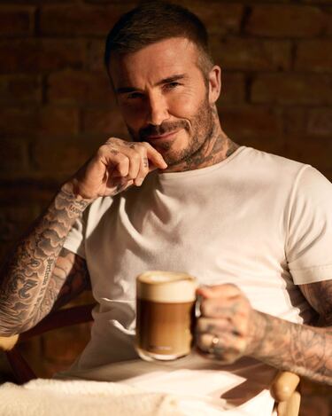 La doble traicin de David Beckham: deja el t por el caf y le roba el trabajo a George Clooney