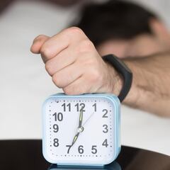 ¿Por qué me despierto justo antes de la alarma? Un especialista revela el gran motivo