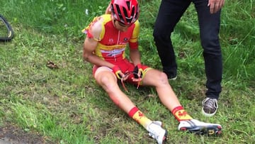 Un corredor se duele tras la dura ca&iacute;da sufrida en el Tour de B&eacute;lgica.