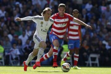 Luka Modric controla la pelota ante Rubén Rochina.