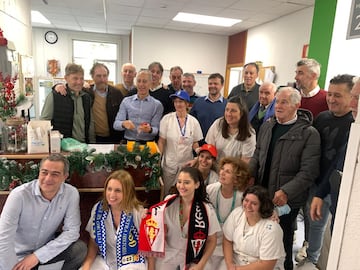 Veteranos del Sporting y del Oviedo posan con el personal del hospital.