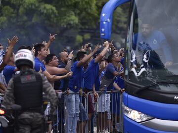 A pesar de la dificultad para logra el objetivo de permanecer en la categoría los aficionados del Cruzeiro animaron a su equipo en los prolegómenos del encuentro.