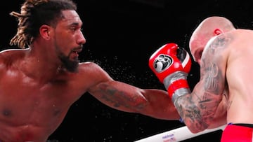 Demetrius Andrade golpea a Maciej Sulecki.